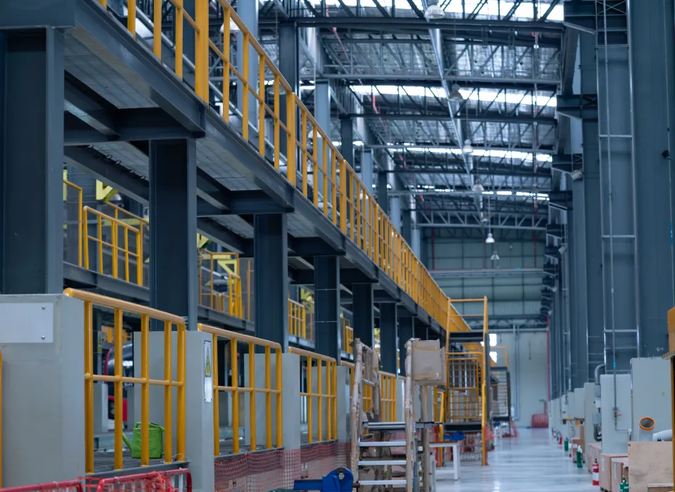 Nave industrial de gran tamaño que alberga una fabrica