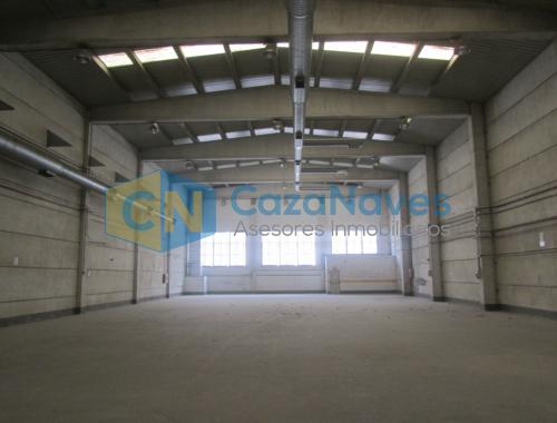NAVE DE HORMIGÓN CON MUELLE DE CARGA