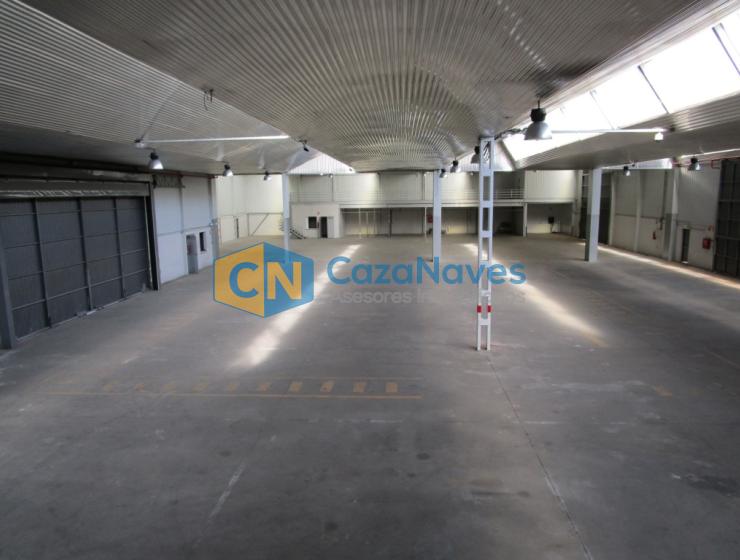 NAVE CON MUELLES DE CARGA