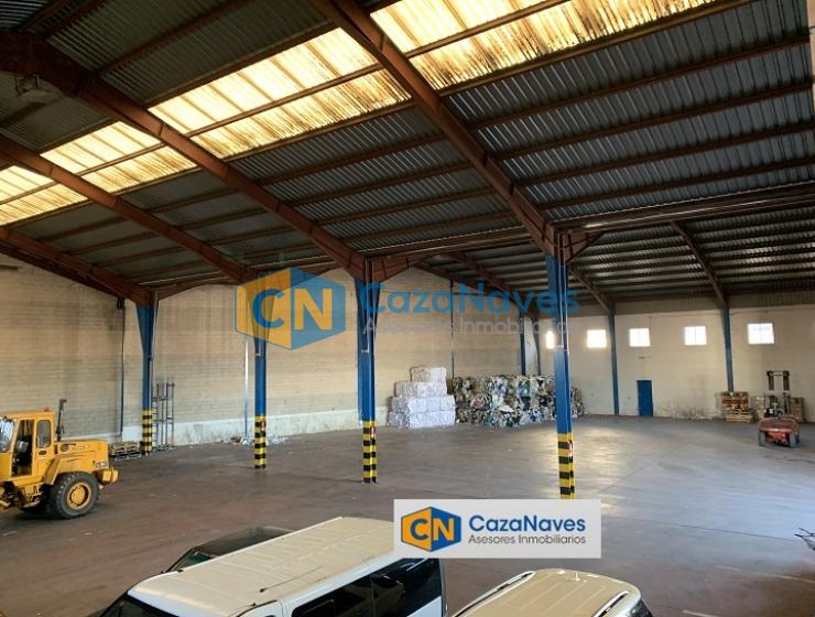 VENTA DE NAVE INDUSTRIAL CON AMPLIA PARCELA LIBRE