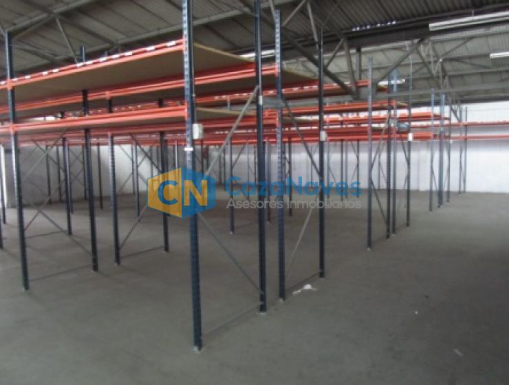NAVE INDUSTRIAL EN VARIAS ALTURAS CON MUELLES