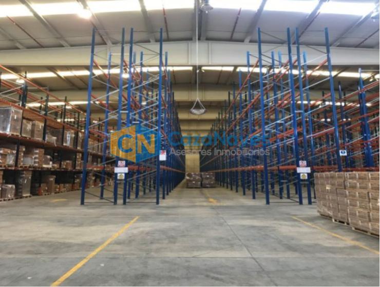 NAVE LOGÍSTICA CON 32 MUELLES - RIESGO ALTO