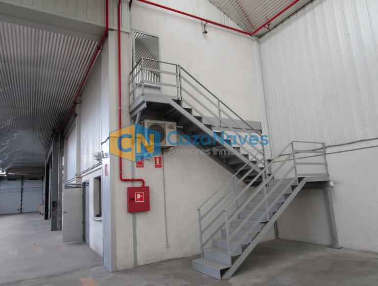 NAVE CON MUELLES DE CARGA