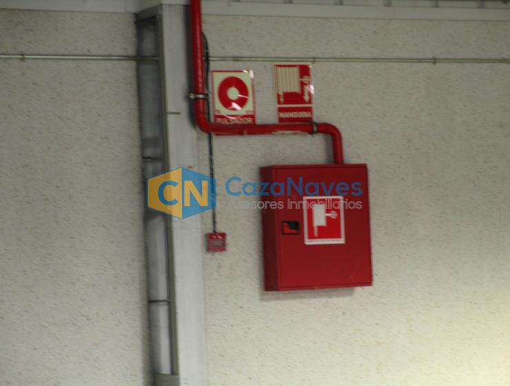 NAVE CON MUELLES DE CARGA