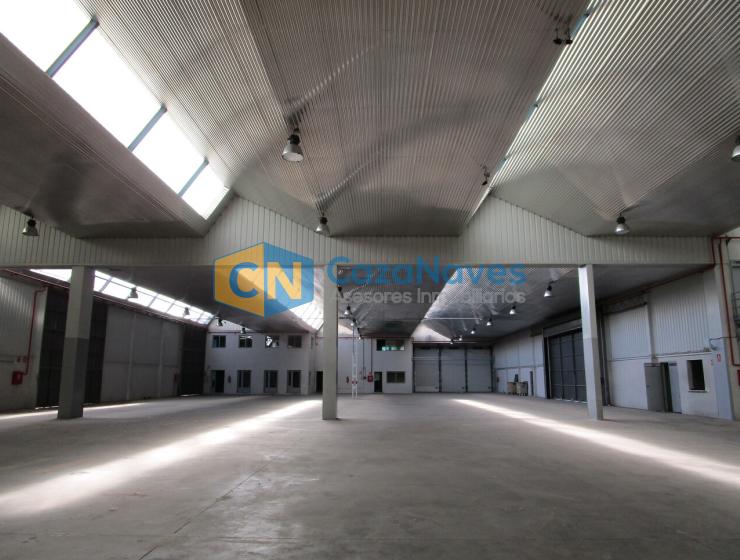 NAVE CON MUELLES DE CARGA