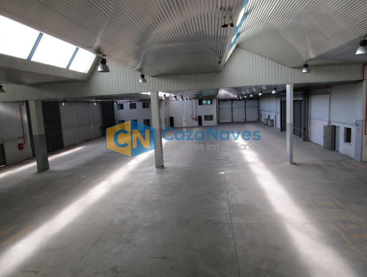NAVE CON MUELLES DE CARGA