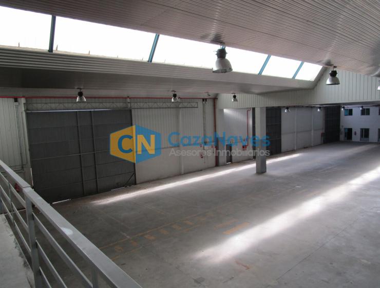 NAVE CON MUELLES DE CARGA