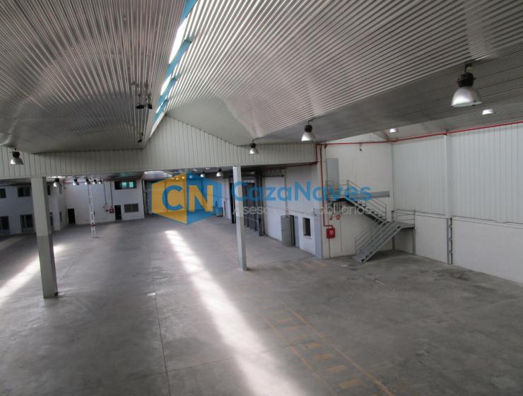 NAVE CON MUELLES DE CARGA