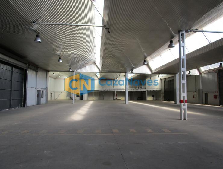 NAVE CON MUELLES DE CARGA