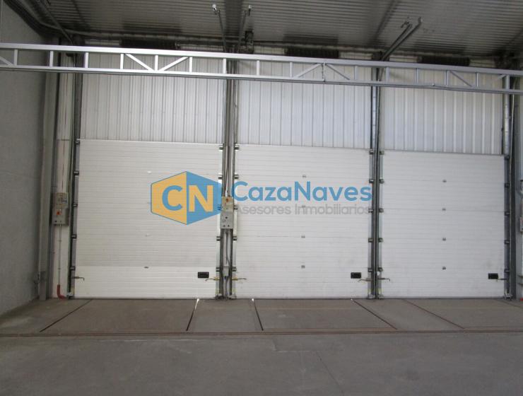 NAVE CON MUELLES DE CARGA