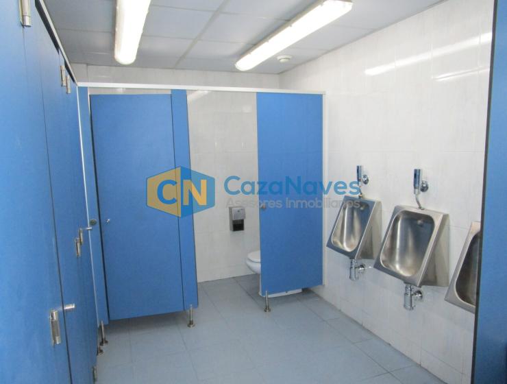 NAVE CON MUELLES DE CARGA