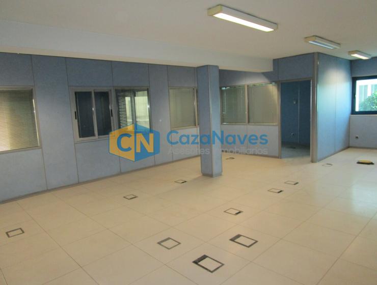 NAVE CON MUELLES DE CARGA