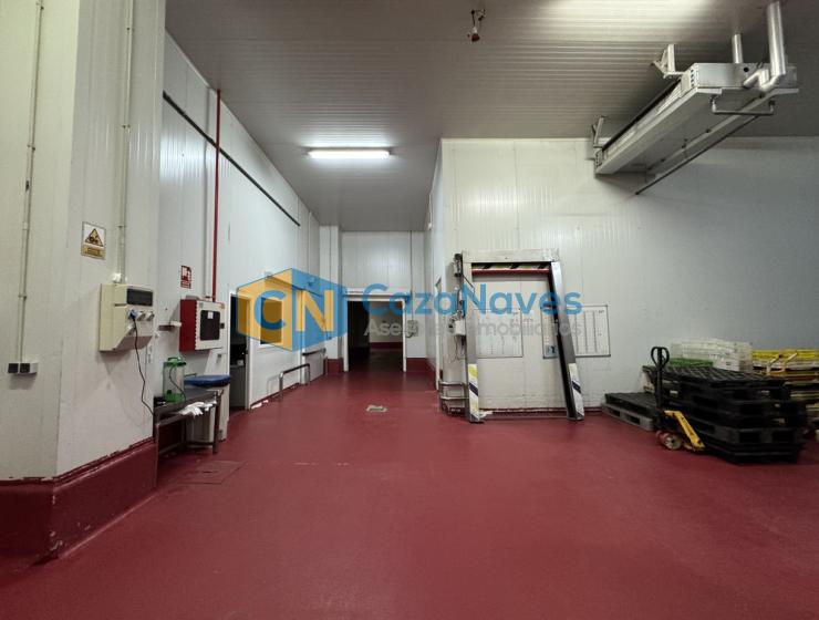NAVE EN VENTA CON CÁMARAS FRÍFGORIFICAS EN LEGANÉS