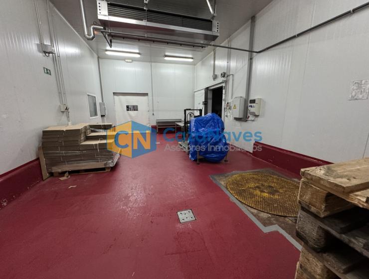 NAVE EN VENTA CON CÁMARAS FRÍFGORIFICAS EN LEGANÉS