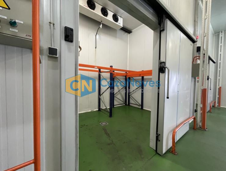 NAVE EN VENTA CON CÁMARAS FRIGORÍFICAS EN COSLADA