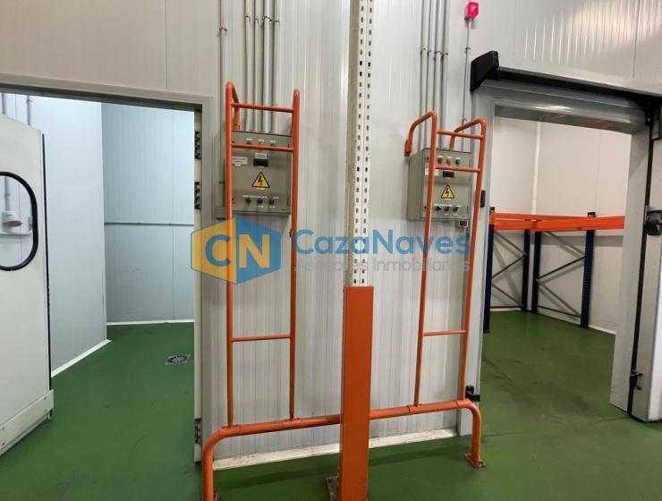 NAVE EN VENTA CON CÁMARAS FRIGORÍFICAS EN COSLADA