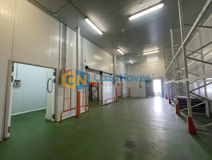 NAVE EN VENTA CON CÁMARAS FRIGORÍFICAS EN COSLADA