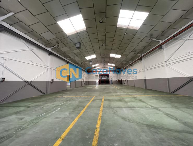 NAVE INDUSTRIAL CON 2 PUENTE GRÚA