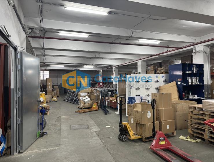 NAVE INDUSTRIAL EN VARIAS ALTURAS CON MUELLES