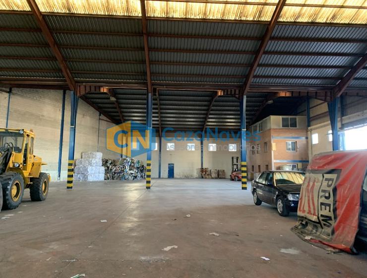 VENTA DE NAVE INDUSTRIAL CON AMPLIA PARCELA LIBRE