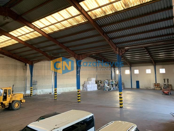 VENTA DE NAVE INDUSTRIAL CON AMPLIA PARCELA LIBRE