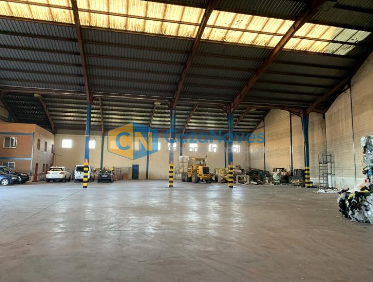 VENTA DE NAVE INDUSTRIAL CON AMPLIA PARCELA LIBRE