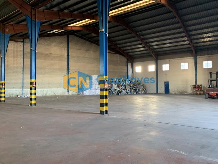 VENTA DE NAVE INDUSTRIAL CON AMPLIA PARCELA LIBRE