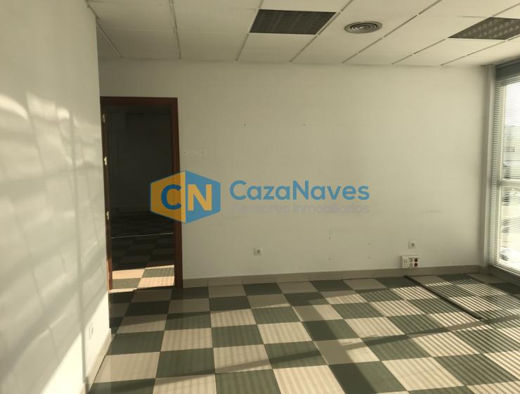 NAVE CON BUENAS OFICINAS