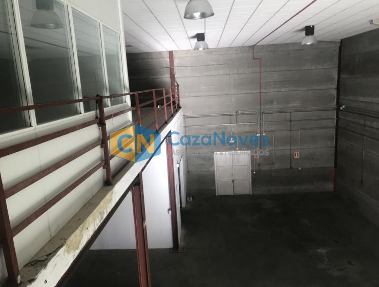 NAVE CON BUENAS OFICINAS