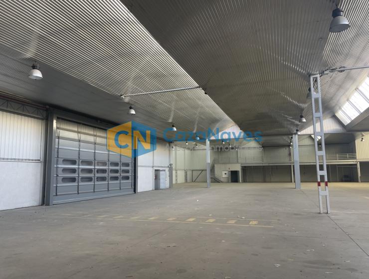 NAVE CON MUELLES DE CARGA