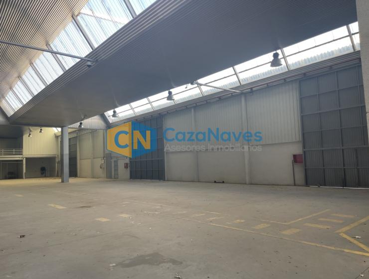 NAVE CON MUELLES DE CARGA