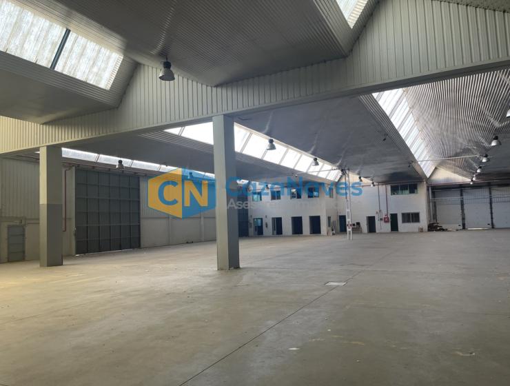 NAVE CON MUELLES DE CARGA