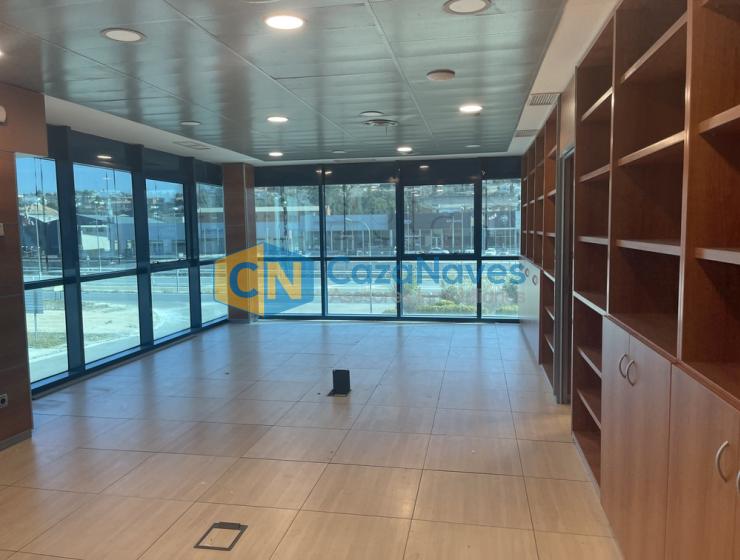 NAVE CON MUELLES DE CARGA