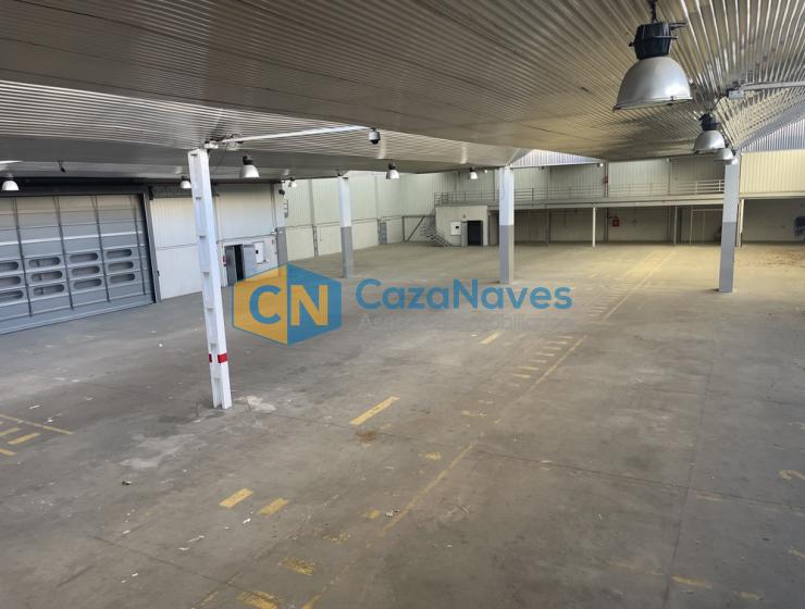 NAVE CON MUELLES DE CARGA