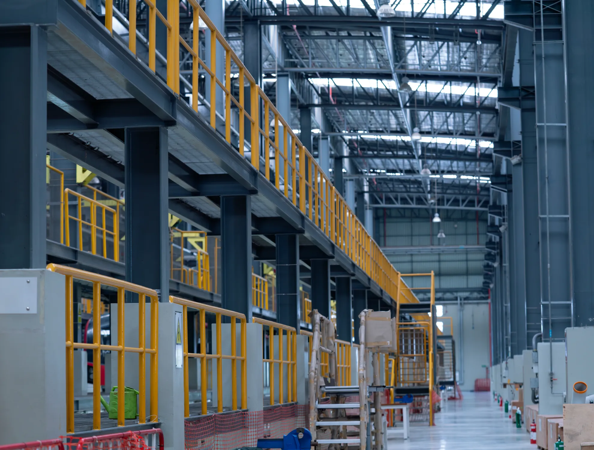 Nave industrial de gran tamaño que alberga una fabrica